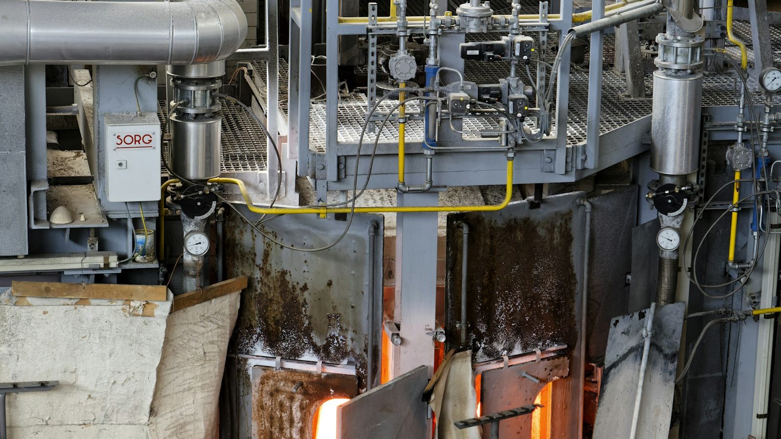 Four industriel et réseau de conduites dans un atelier de production