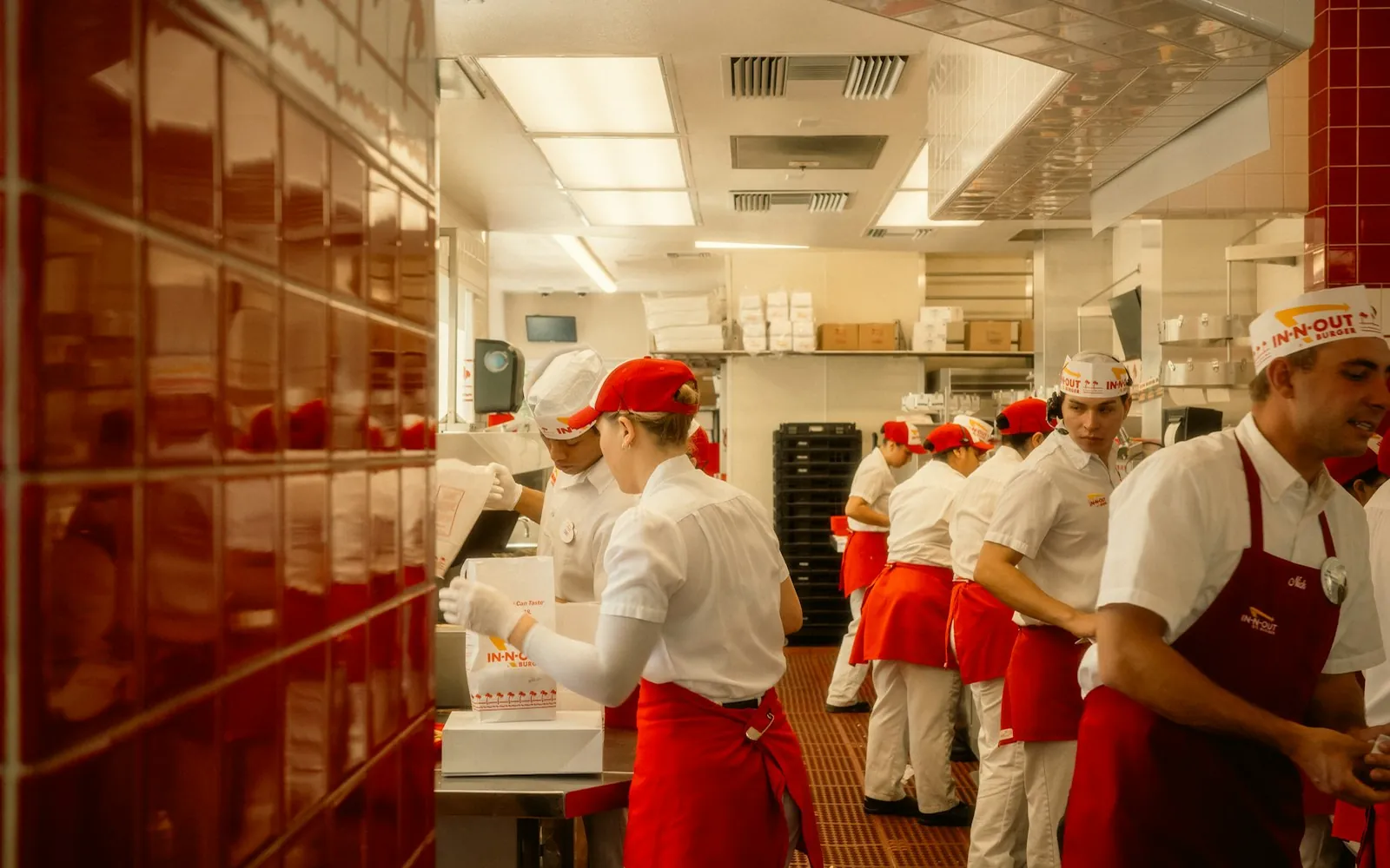 Équipe de restauration au travail dans une cuisine professionnelle