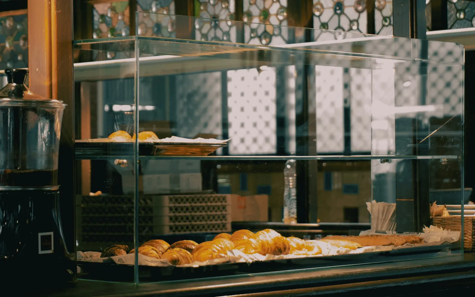 Comptoir et fournil d'une boulangerie artisanale