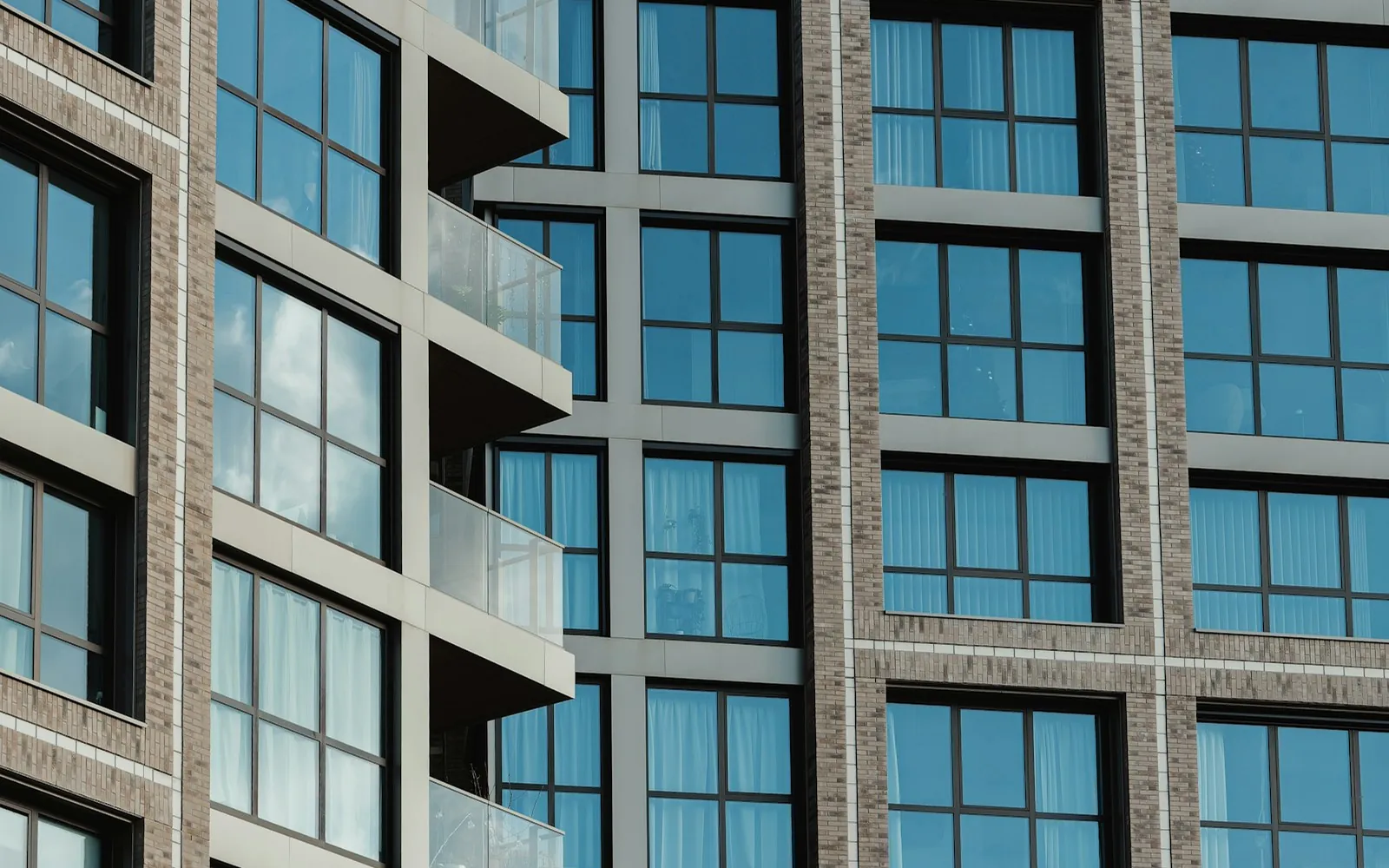 Façade d'un immeuble résidentiel contemporain