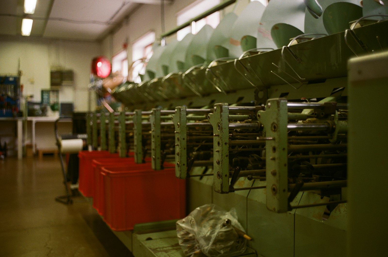 Ligne de production dans un atelier industriel